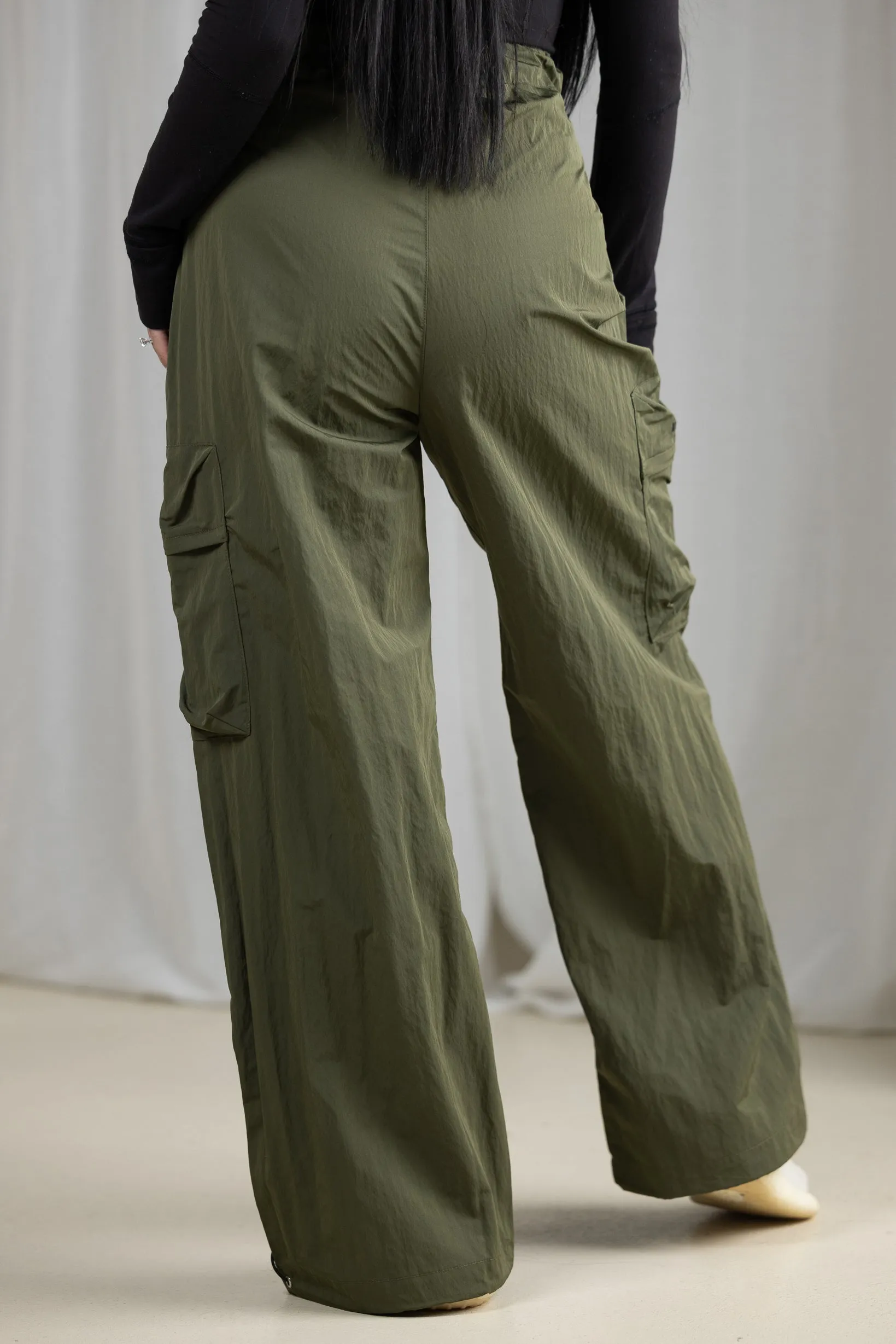 Modelle/Move Archi Parachute Pants